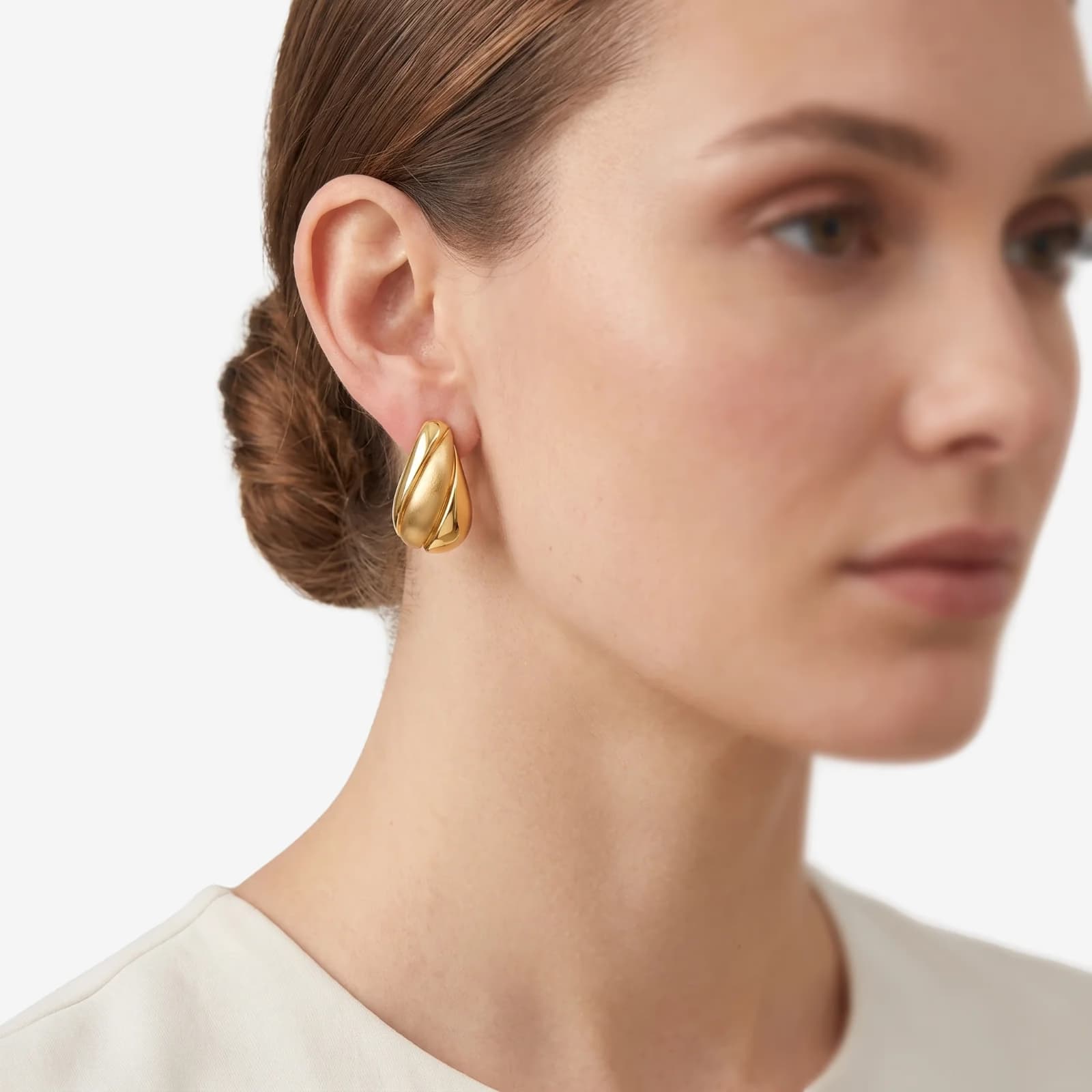 گوشواره آکوآ روی گوش